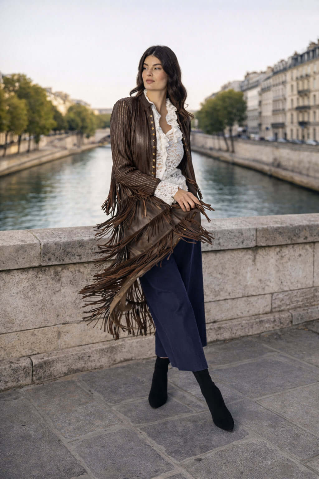 DIAMOND giacca lunga in pelle con frange, indossata da una donna in riva al fiume a Parigi.