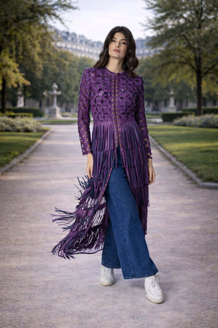 KATY giacca lunga in vera pelle con frange e fiori in pelle su tulle, indossata in un giardino elegante.