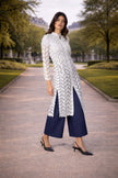 CLOE’ giacca elegante in pelle con design raffinato, tulle elasticizzato e foglie di pelle, indossata in un parco