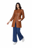 Modella che indossa la giacca in pelle LUNA, caratterizzata da un design elegante e chic con chiusura a zip.