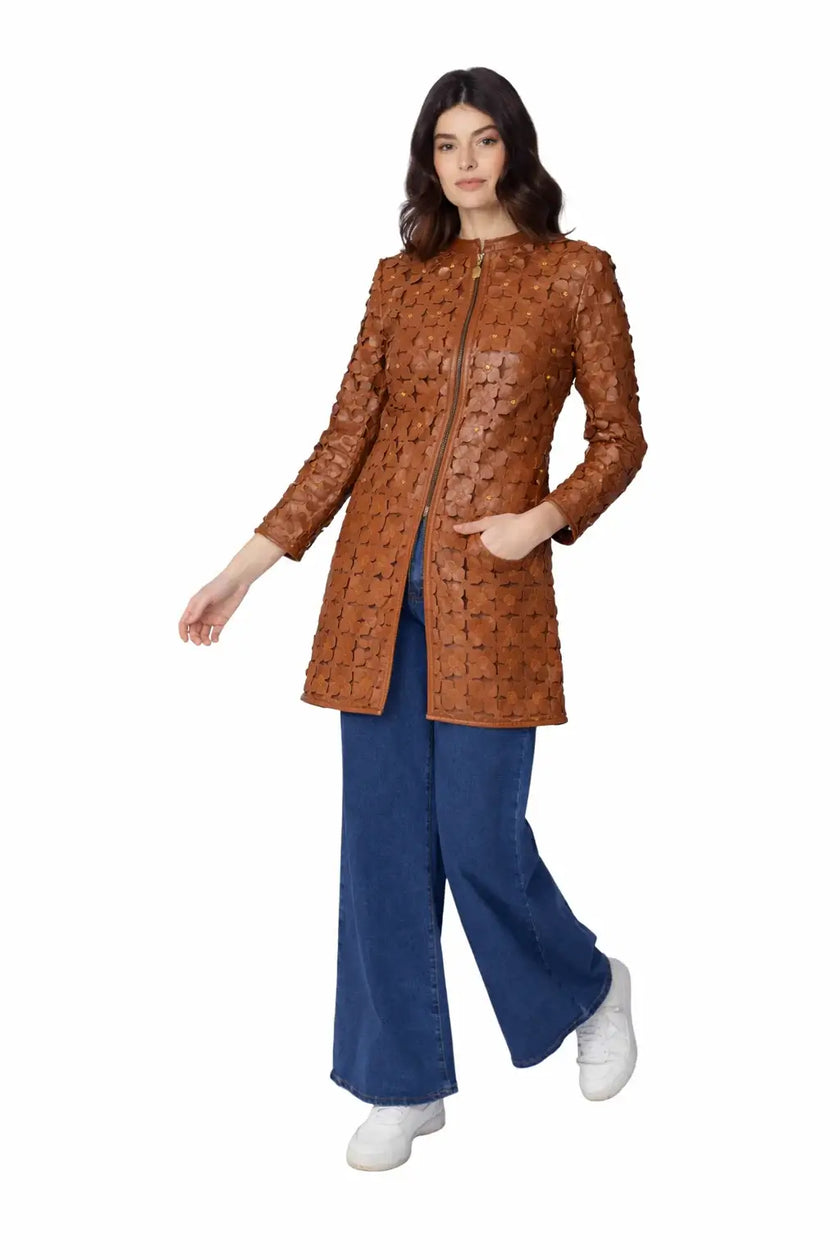Modella che indossa la giacca in pelle LUNA, caratterizzata da un design elegante e chic con chiusura a zip.