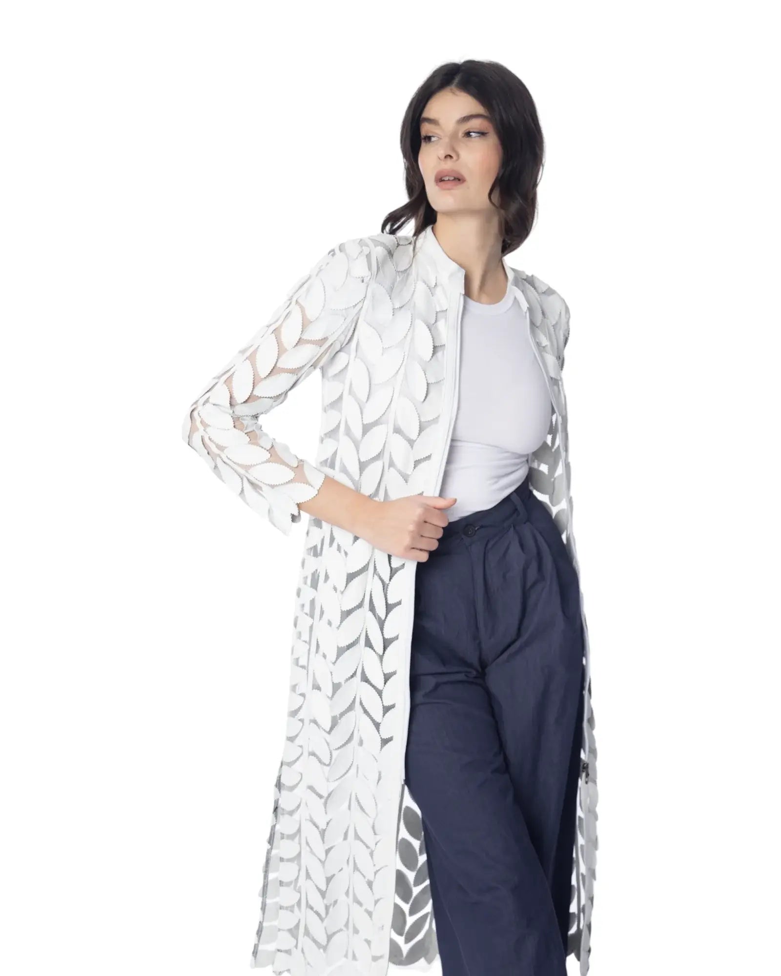 CLOE’, giacca elegante in pelle con foglie cucite su tulle elasticizzato, effetto tridimensionale.
