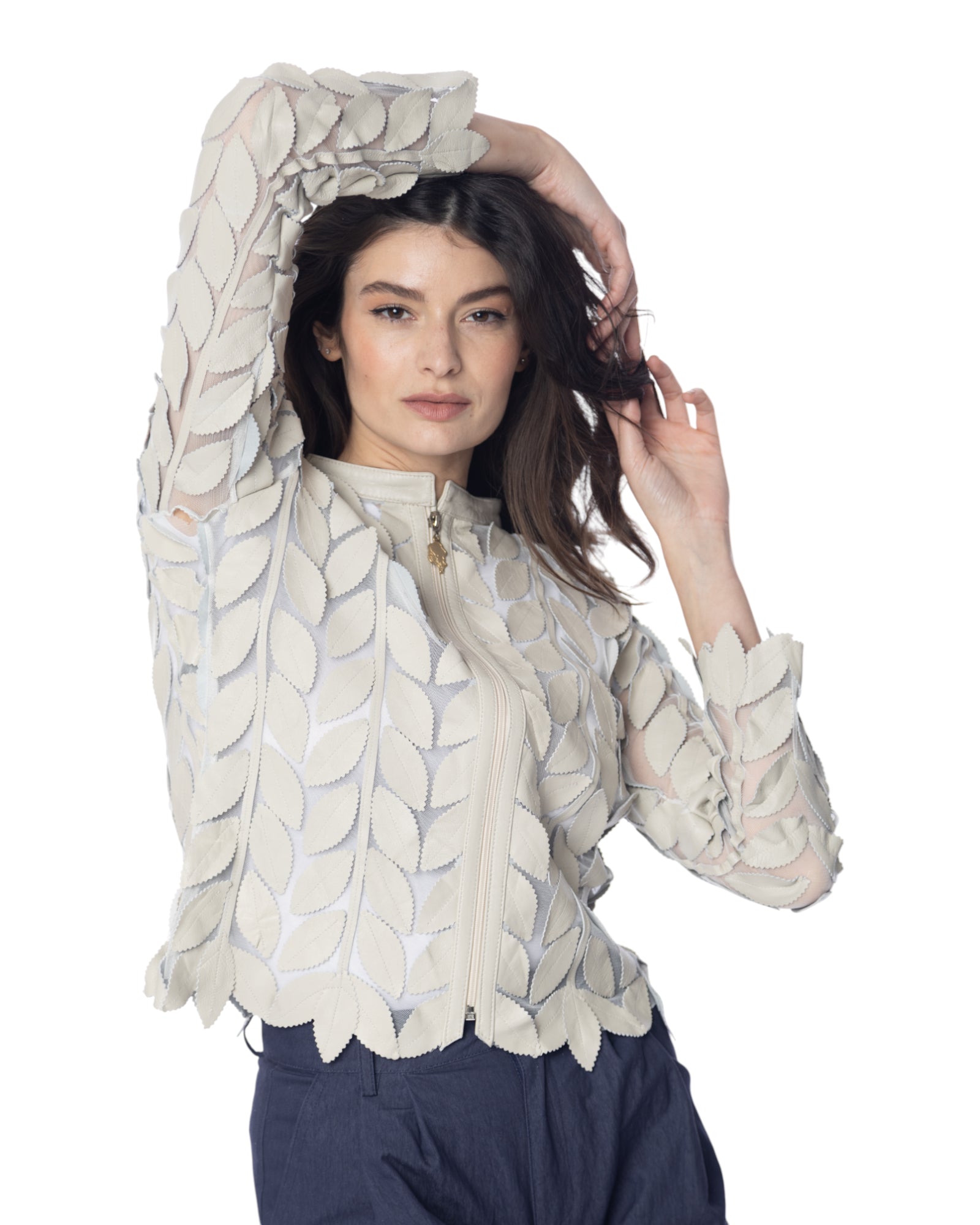 Modella che indossa la giacca GRACE con foglie in pelle su tulle, perfetta per outfit eleganti e occasioni speciali.