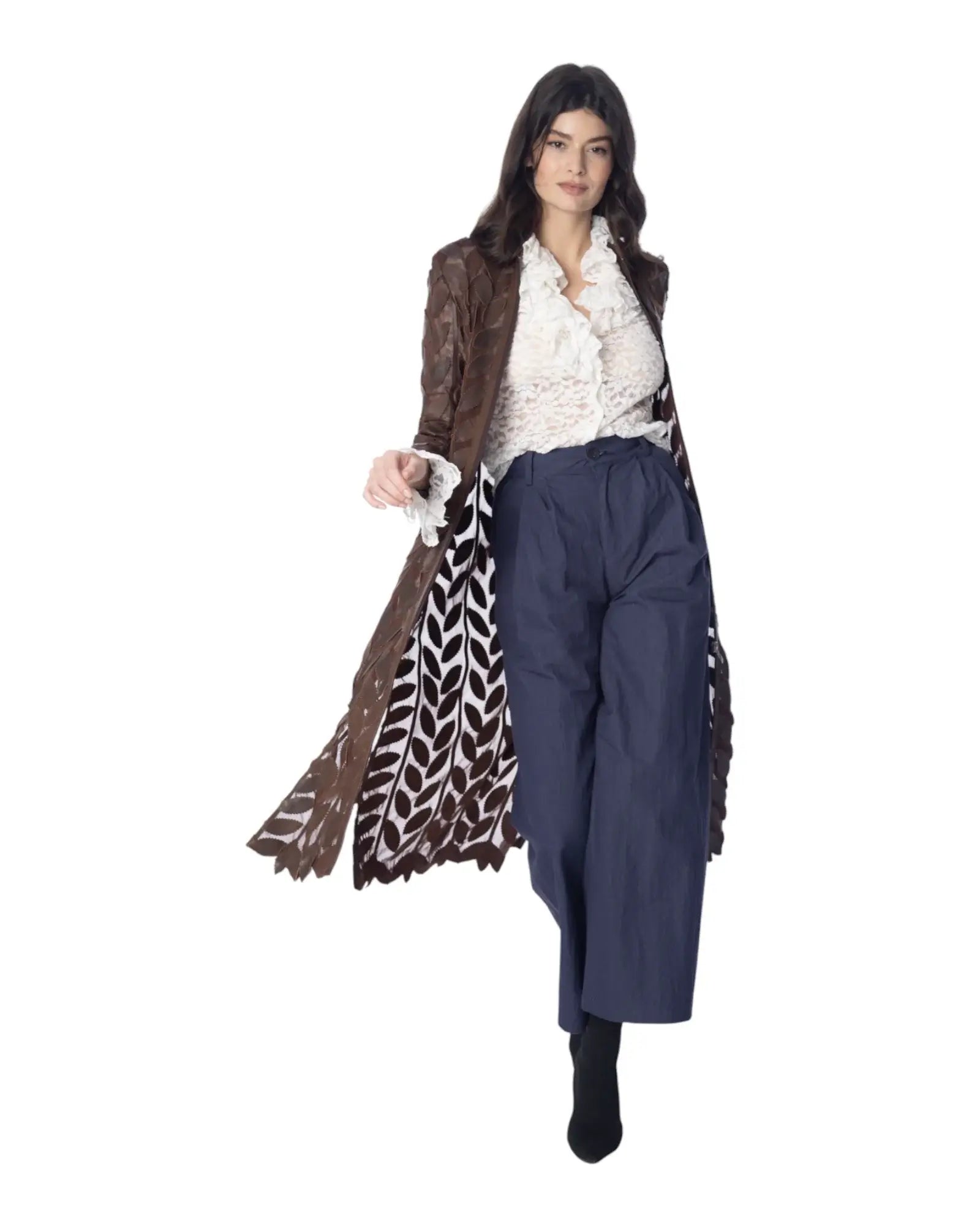 Modella che indossa la giacca elegante in pelle CLOE', abbinata a pantaloni blu e camicia bianca.