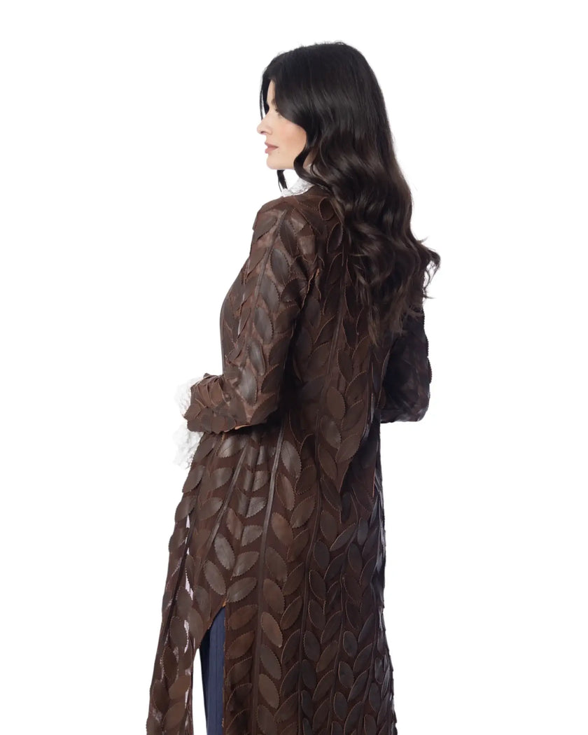 CLOE’ giacca elegante in pelle con foglie in pelle e tulle elasticizzato, vista da dietro.