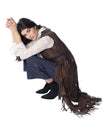 Modella in gilet lungo DIAMOND GILET in pelle con frange, posa accovacciata su sfondo bianco.