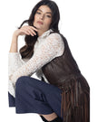 DIAMOND GILET indossato da una donna con camicia bianca, mostrando dettagli in pelle e frange.