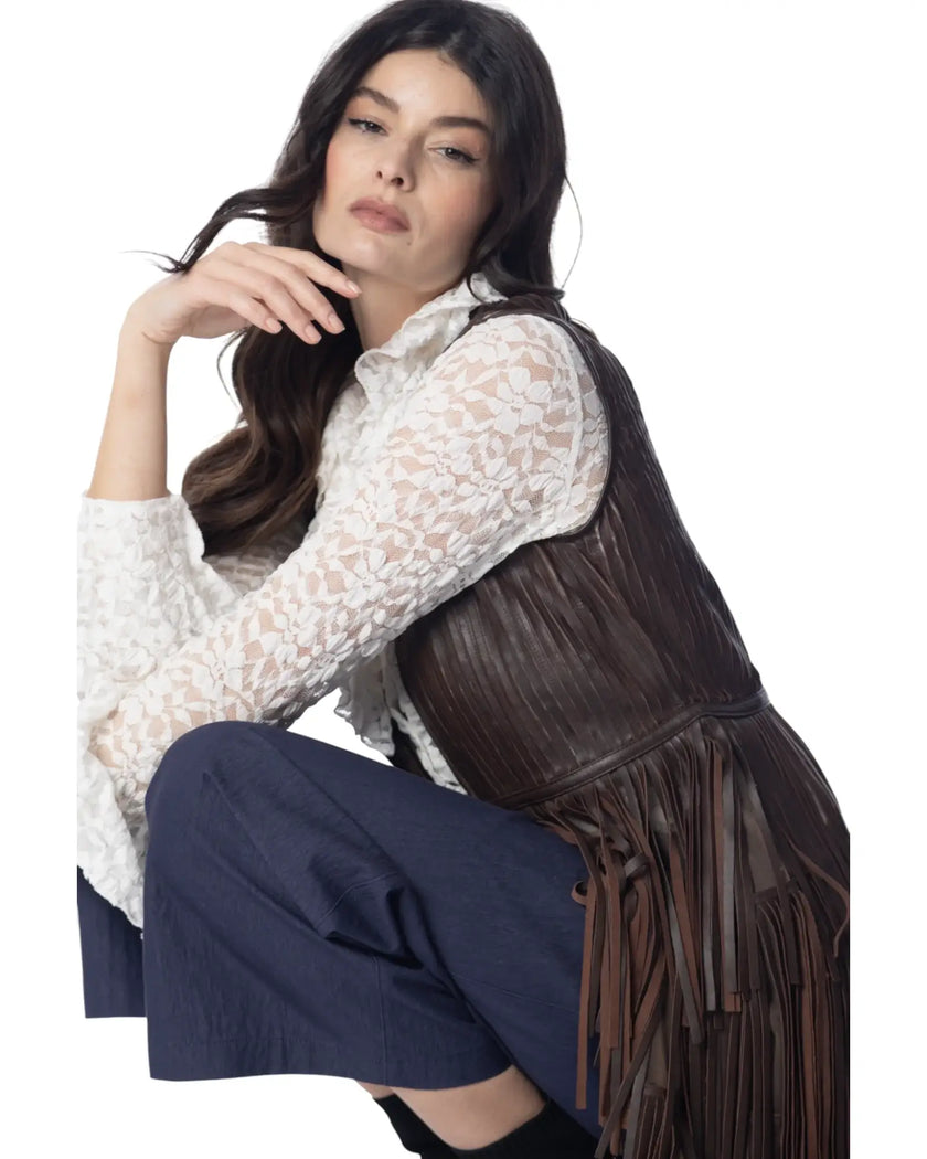 DIAMOND GILET indossato da una donna con camicia bianca, mostrando dettagli in pelle e frange.