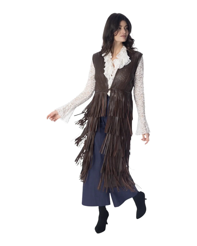 Modella che indossa un DIAMOND GILET lungo in pelle con frange e dettagli in tulle, creando un look dinamico e elegante.