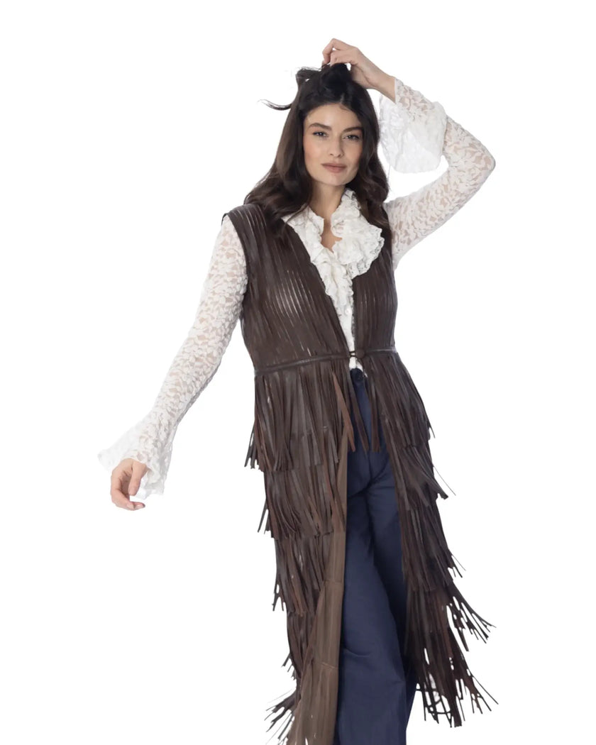 Modella che indossa il DIAMOND GILET lungo in pelle con frange e tulle, in posa elegante e dinamica.