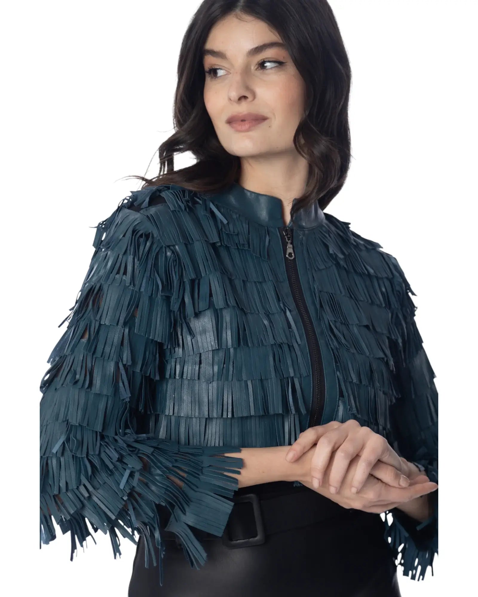 DAISY giacca corta in pelle con frange color blu, carattere luminoso e design contemporaneo.