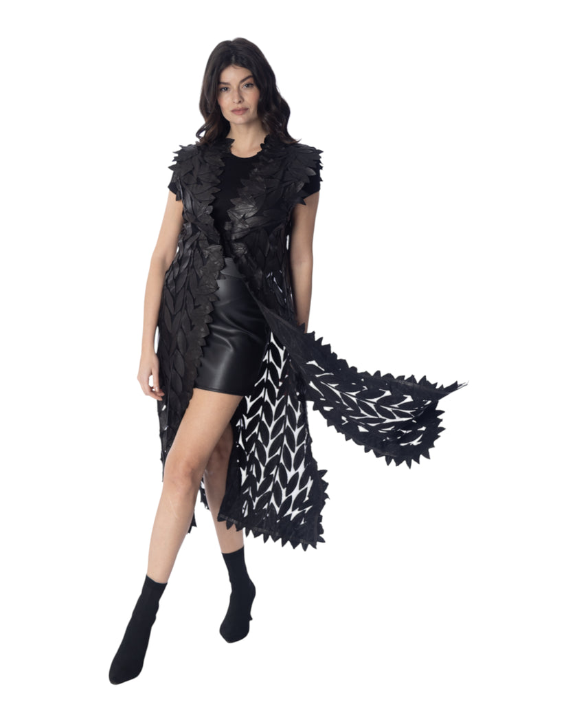 GINEVRA lungo gilet in vera pelle con design scenografico, chiusura a bottone, effetto materico e silhouette valorizzata.
