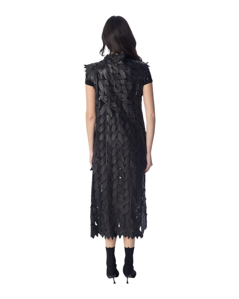 GINEVRA gilet lungo in vera pelle, vista posteriore con foglie in pelle su tulle, elegante e originale.