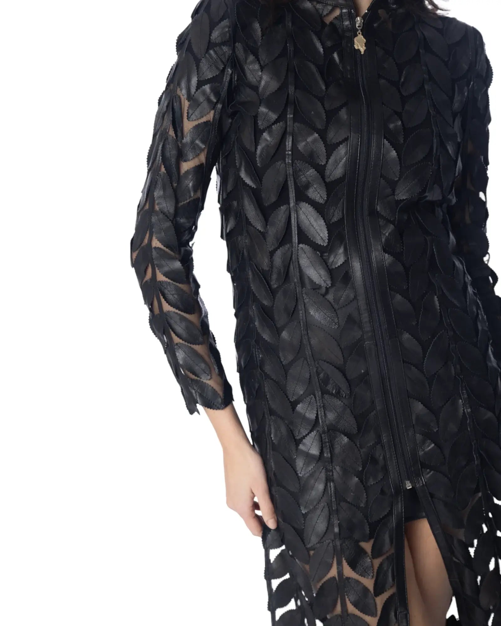 CLOE' giacca elegante in pelle con foglie in pelle cucite su tulle elasticizzato per un effetto tridimensionale.