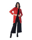 CLOE' giacca elegante in pelle con design a foglie rosse, abbinata a pantaloni neri, indossata da una modella.