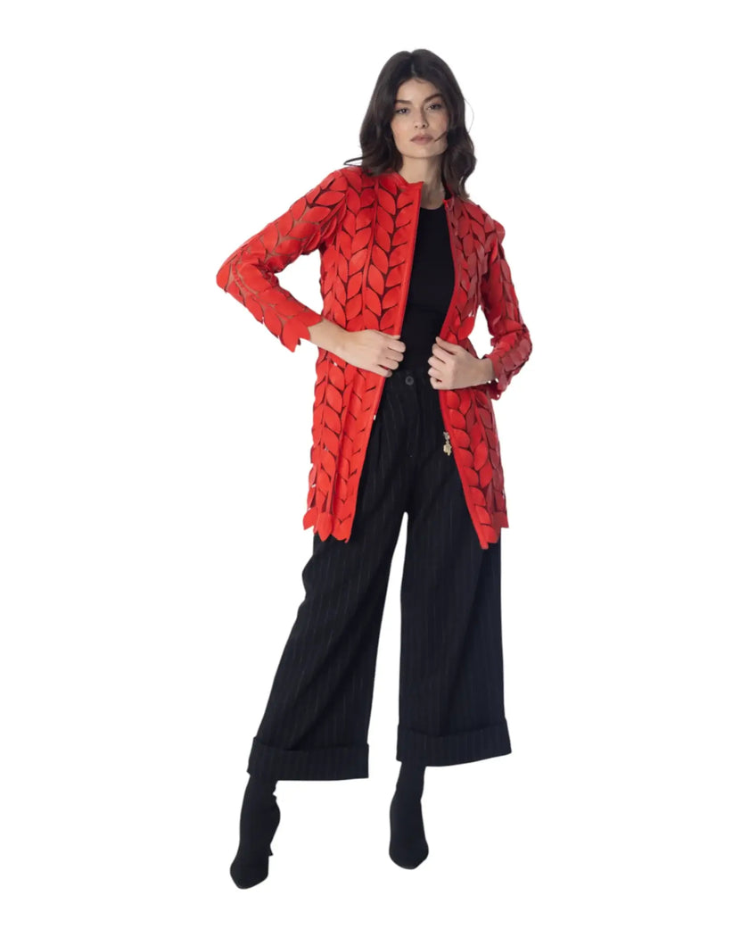 CLOE' giacca elegante in pelle con design a foglie rosse, abbinata a pantaloni neri, indossata da una modella.