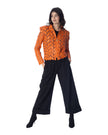 GRACE giacca arancione con foglie in pelle, design elegante e contemporaneo per outfit minimal.