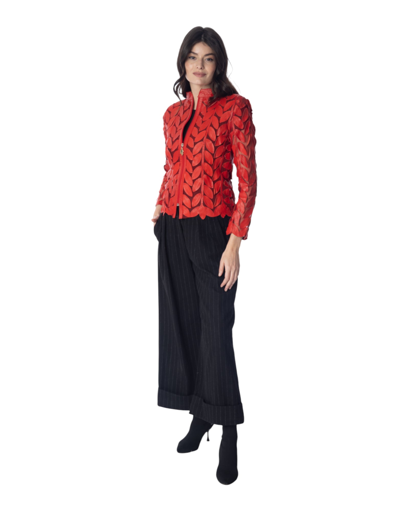 Modella che indossa la giacca GRACE con foglie in pelle su tulle, look elegante e contemporaneo.