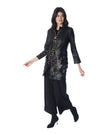 Giacca in pelle nera TRUDY con frange e chiusura a zip, indossata da donna elegante.