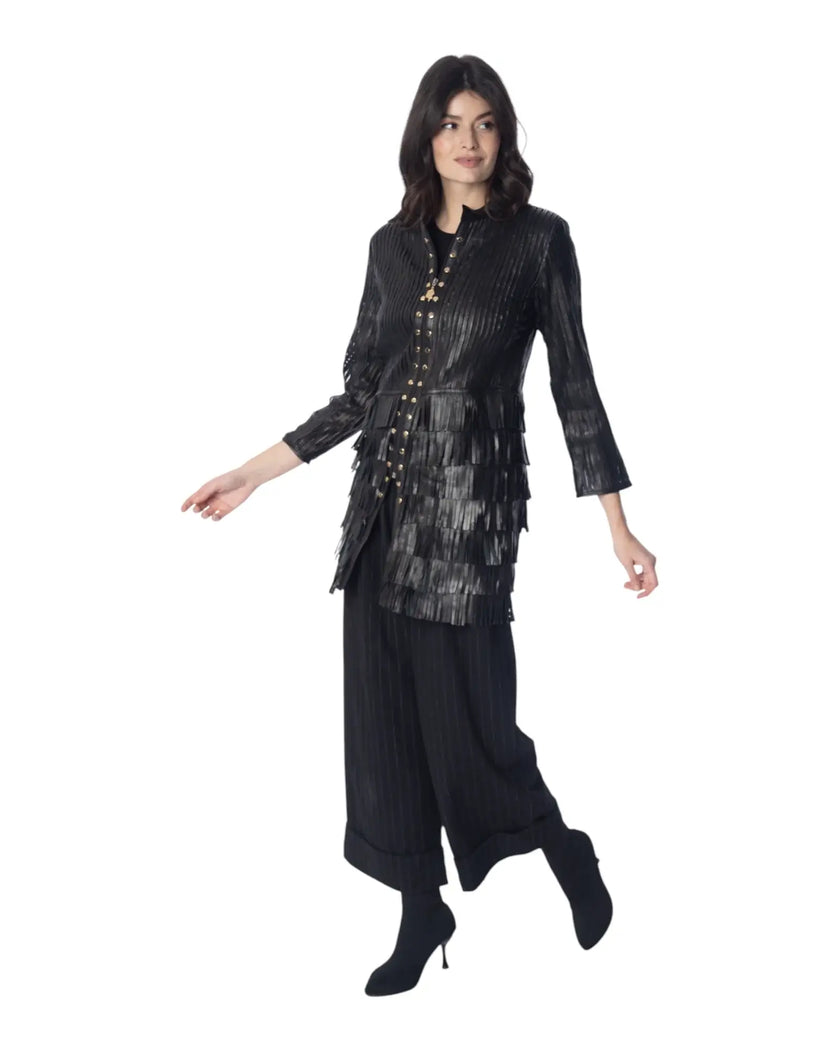 Giacca in pelle nera TRUDY con frange e chiusura a zip, indossata da donna elegante.