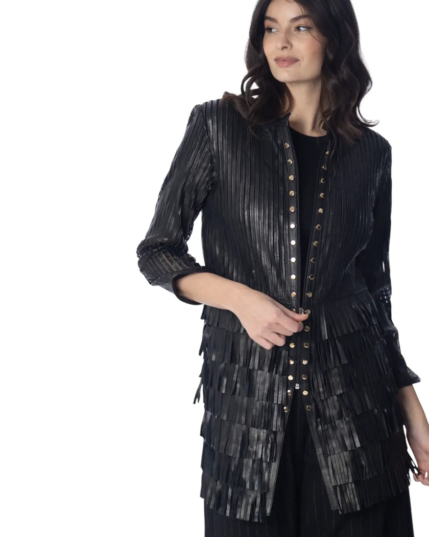 TRUDY giacca in pelle nera con frange e chiusura a zip, look elegante e di carattere.