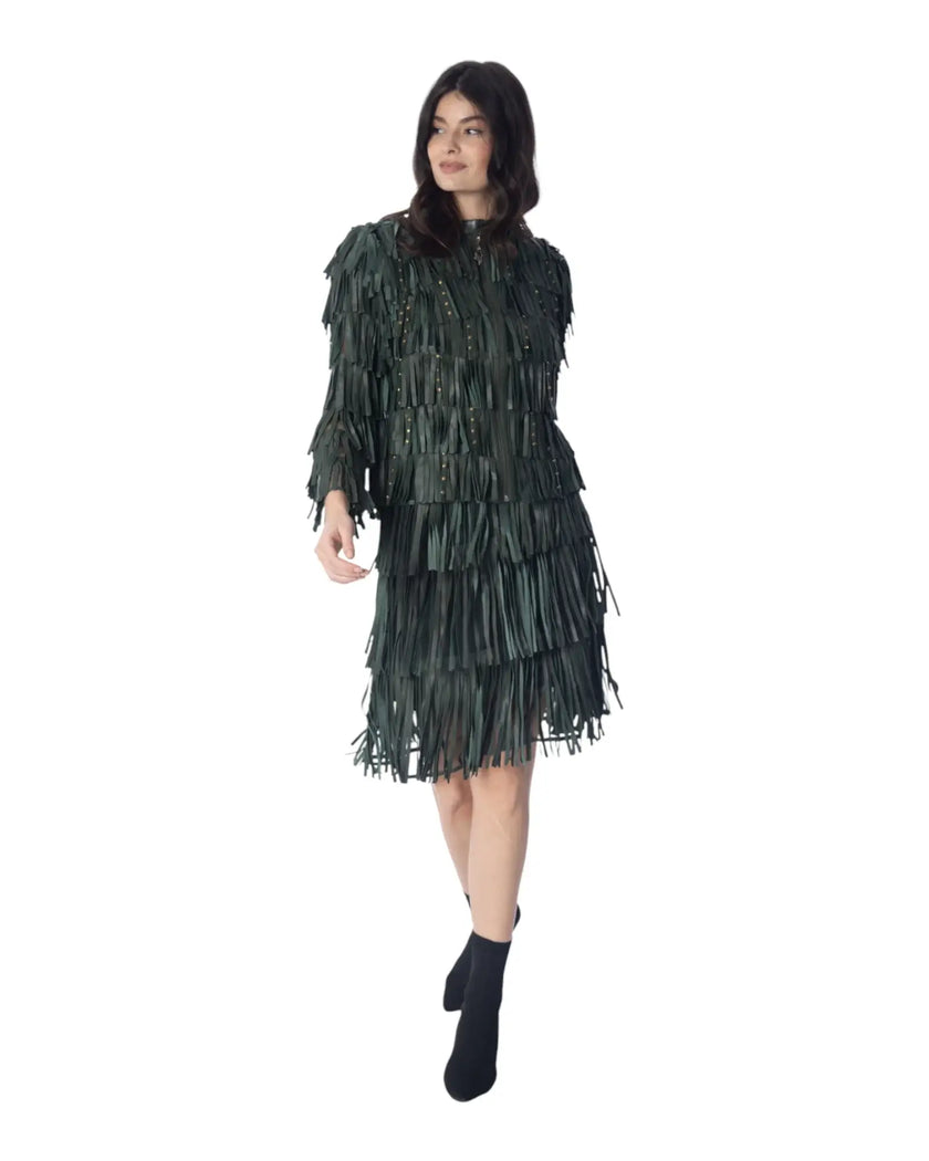 PENNY giacca in pelle con frange dinamiche e borchiette, perfetta per look raffinati e audaci.