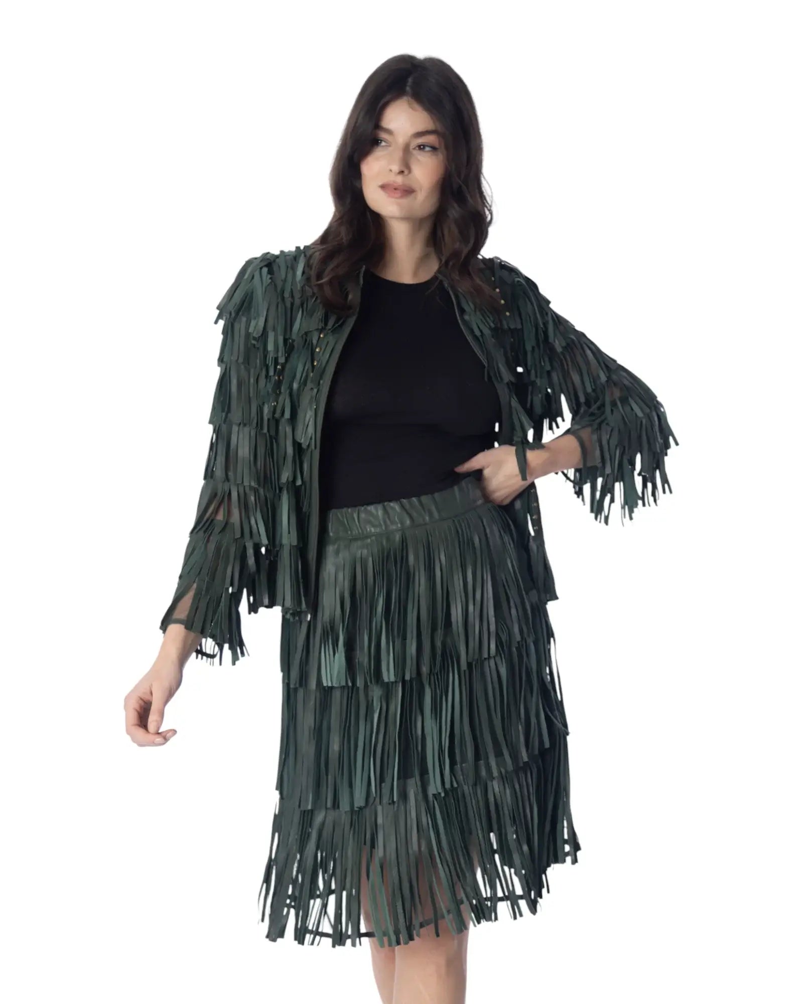 Modella che indossa la giacca in pelle PENNY con frange e gonna coordinata, look dinamico e raffinato.
