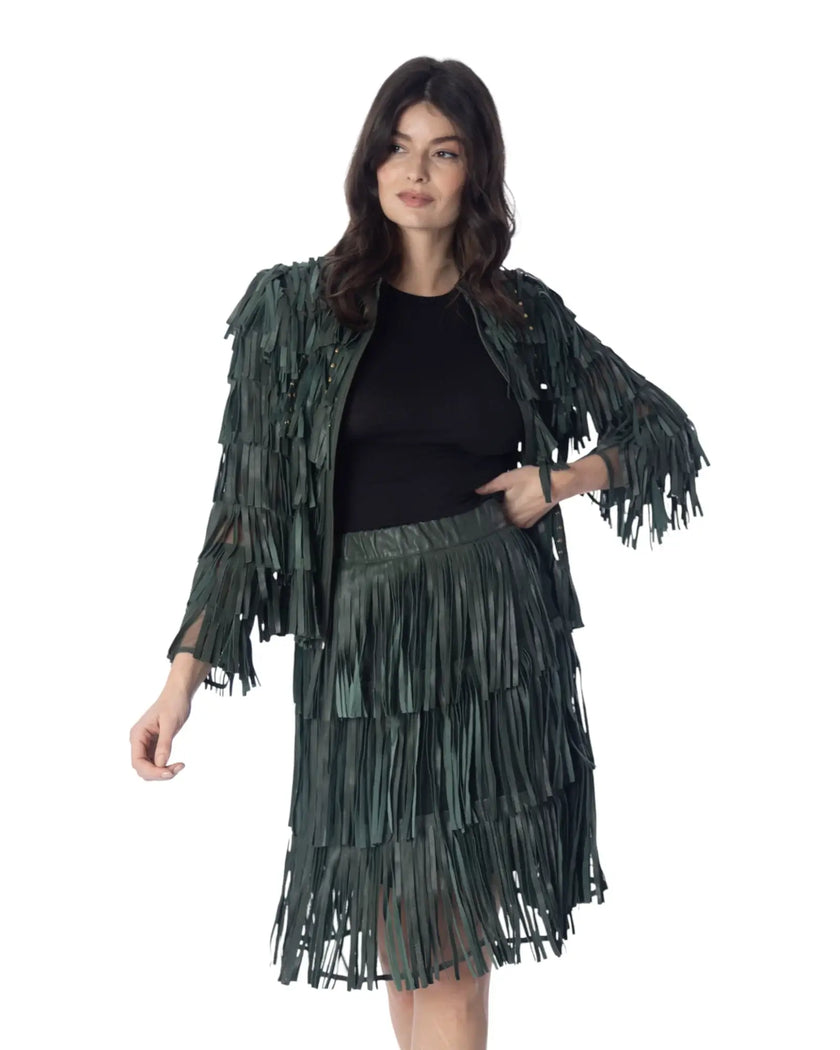 Modella che indossa la giacca in pelle PENNY con frange e gonna coordinata, look dinamico e raffinato.