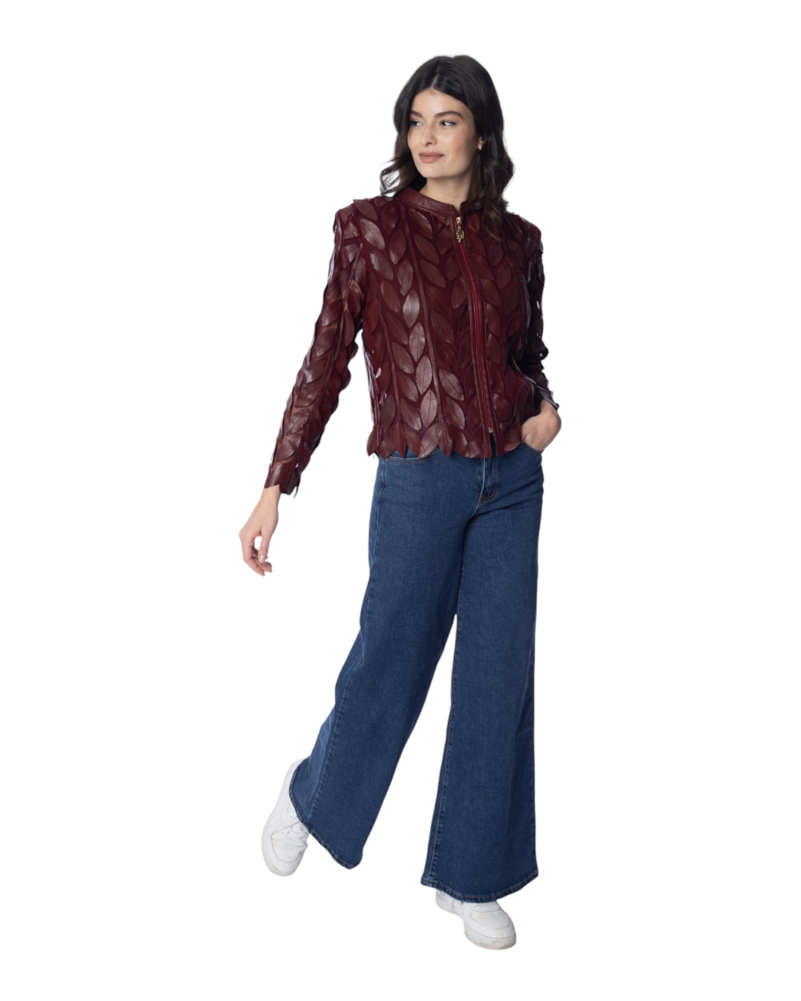 Modella che indossa la giacca GRACE in pelle con foglie su tulle, perfetta per occasioni speciali e city style.