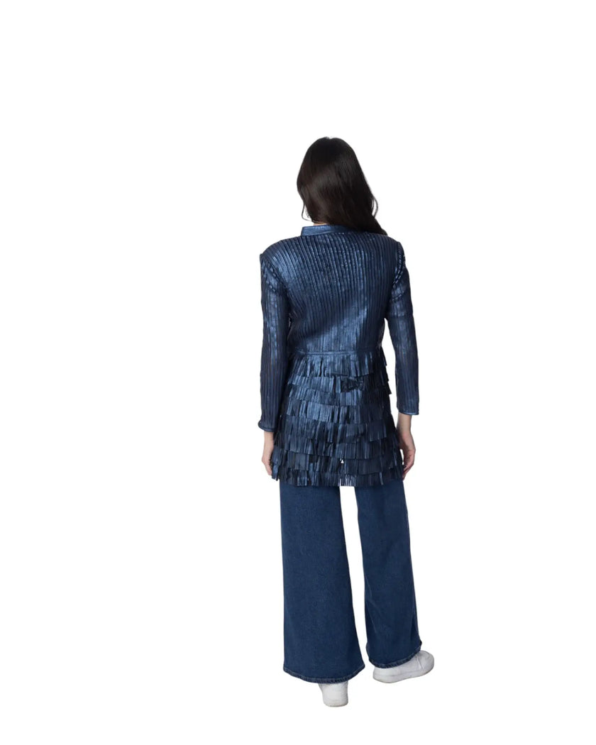 Fondo di una donna che indossa la giacca in pelle TRUDY, con frange e dettagli in tulle.