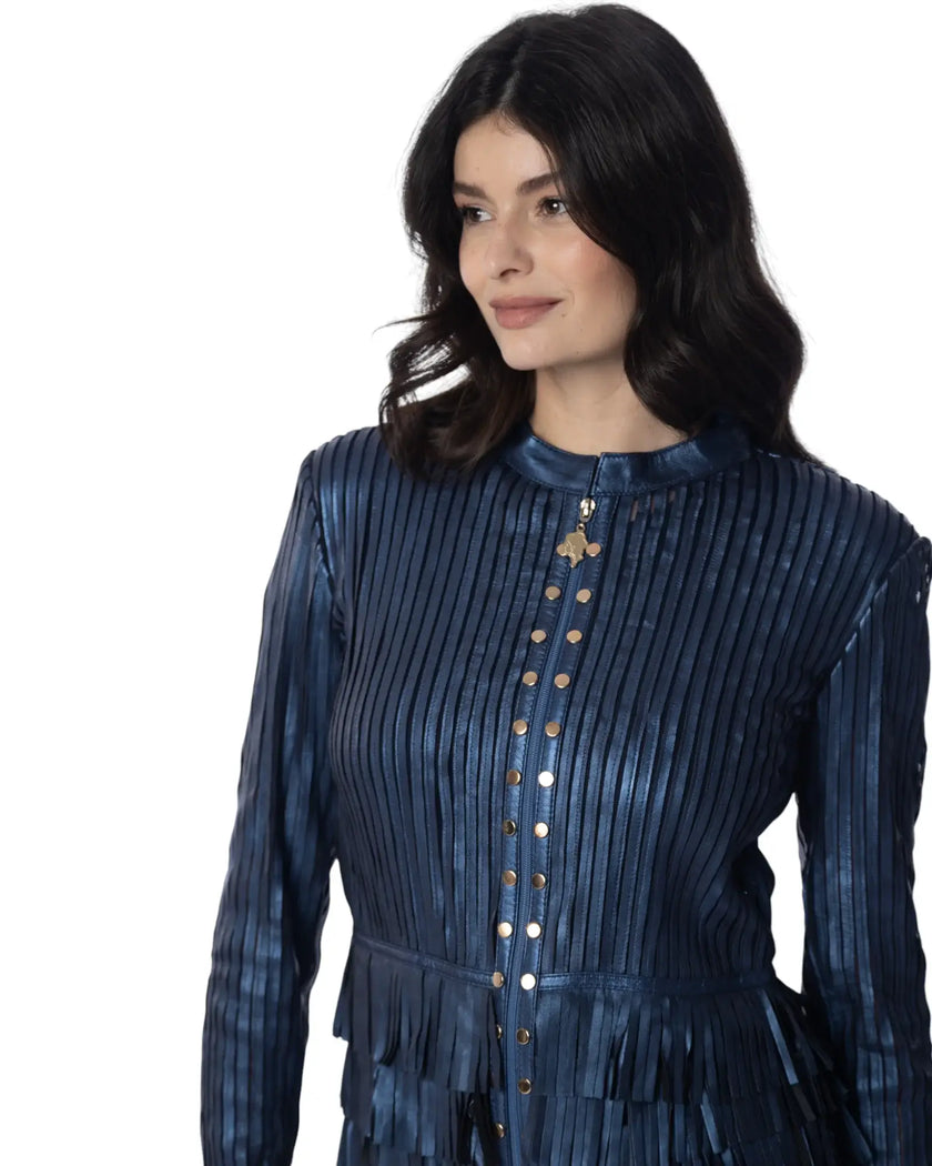 TRUDY giacca in pelle blu con dettagli a frange e chiusura con zip, moda elegante e caratteristica.