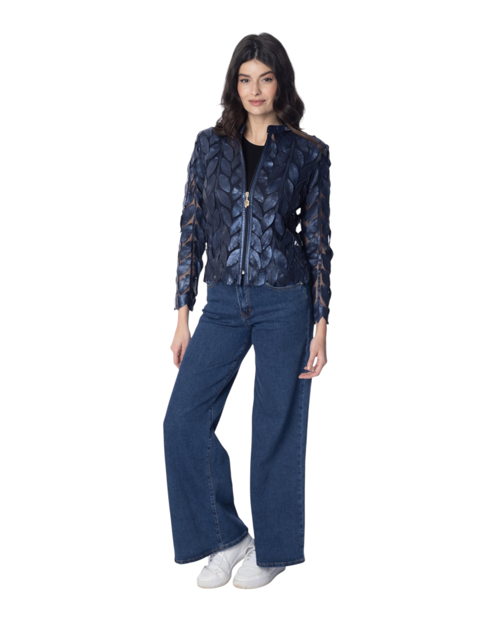 Giacca GRACE in pelle con foglie su tulle elasticizzato, indossata da donna con jeans e sneakers.