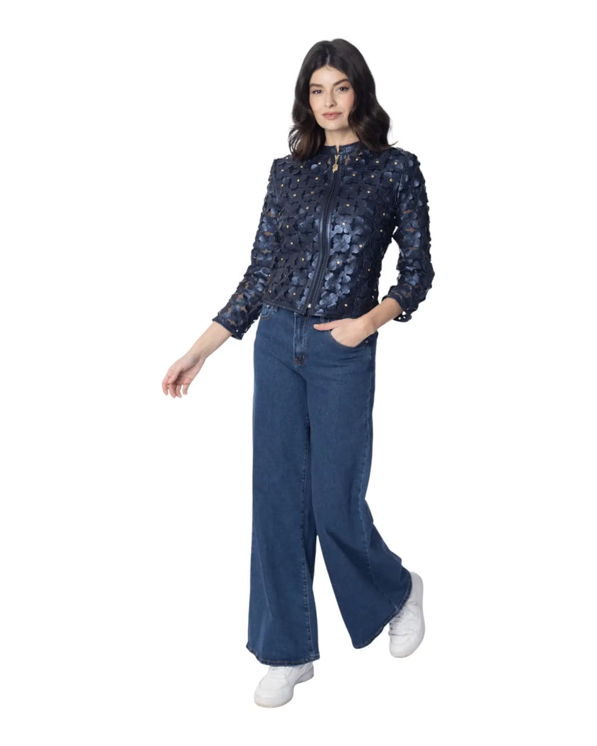 LUNA CORTA giacca in pelle elegante con fiori, indossata da modella, abbinata a pantaloni larghi.