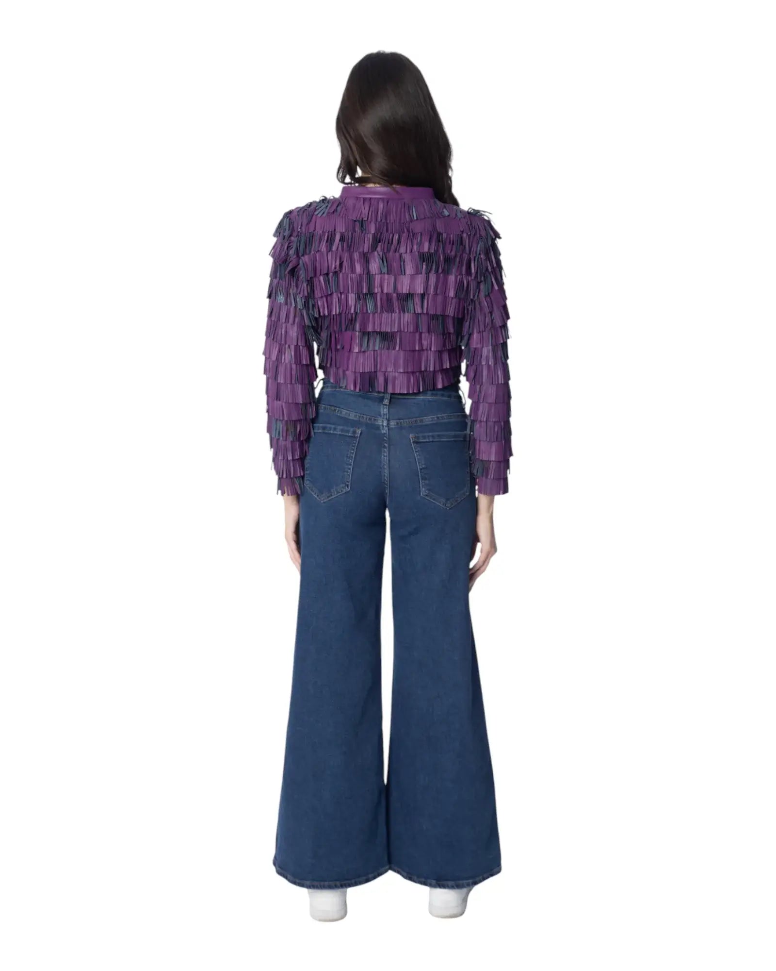 DAISY giacca corta in pelle con frange su tulle morbido, vista posteriore con pantaloni larghi in denim.