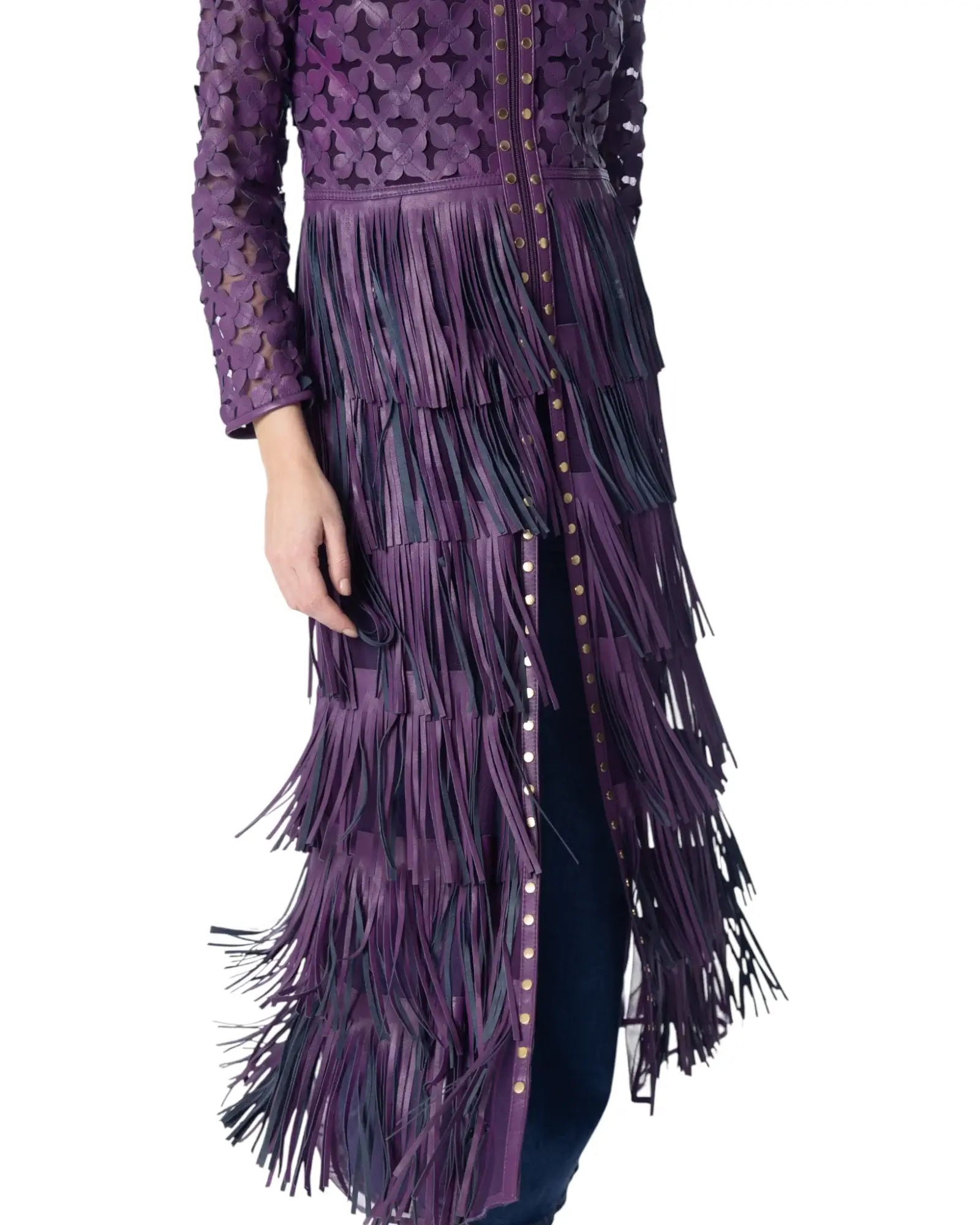 KATY giacca lunga in vera pelle con fiori in pelle e frange leggere, raffinata e dal comfort fluido.