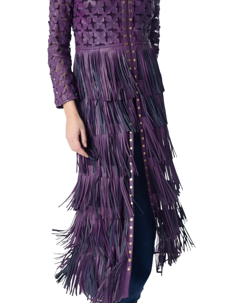 KATY giacca lunga in vera pelle con fiori in pelle e frange leggere, raffinata e dal comfort fluido.