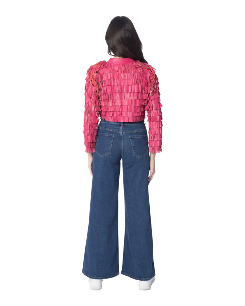 DAISY giacca corta in pelle con frange, vista posteriore, abbinata a jeans larghi.