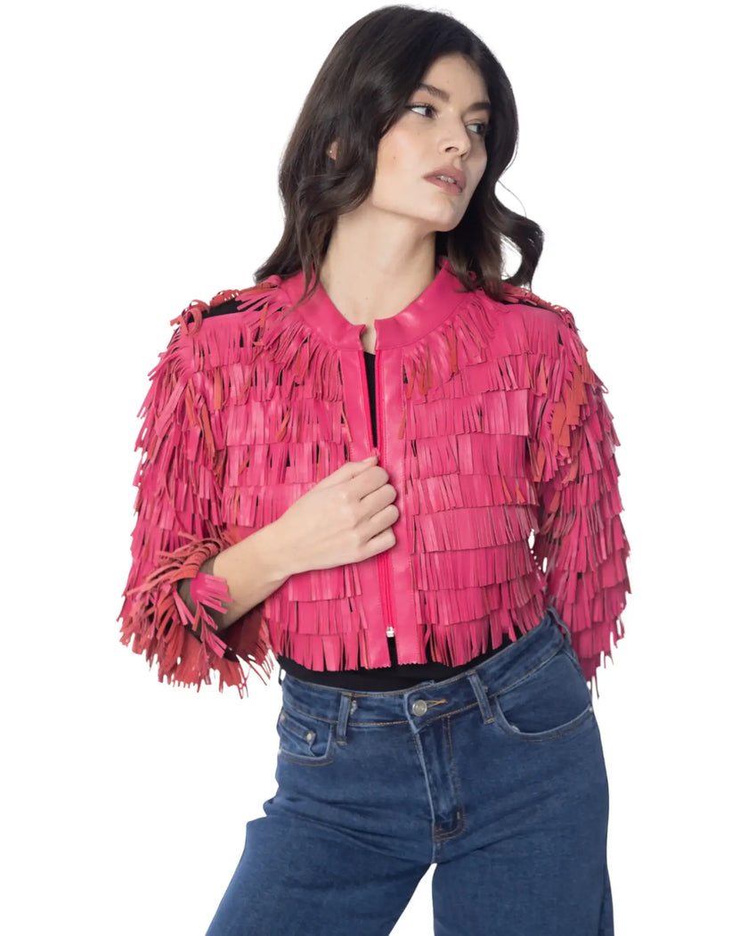DAISY giacca corta in pelle con frange sottili di colore fucsia e dettagli contemporanei.