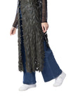 Modella che indossa il gilet lungo GINEVRA in vera pelle con foglie e tulle leggero, abbinato a jeans e sneakers bianche.