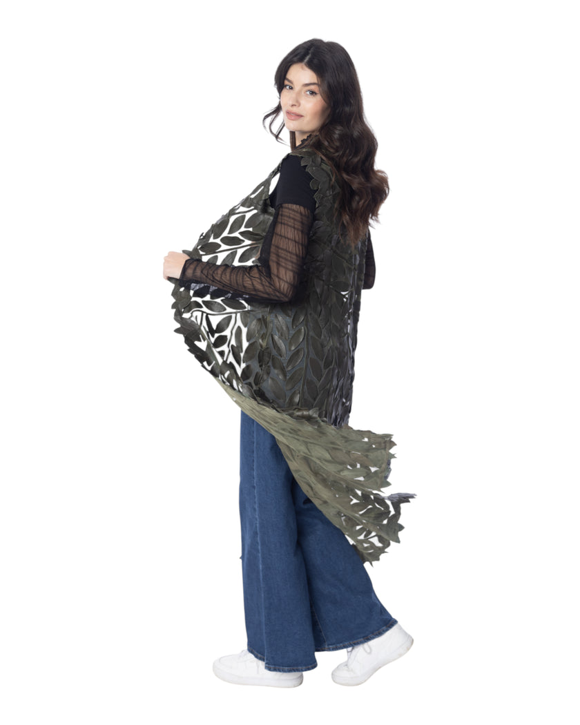 Modella che indossa il gilet lungo GINEVRA in vera pelle con dettagli in foglia.